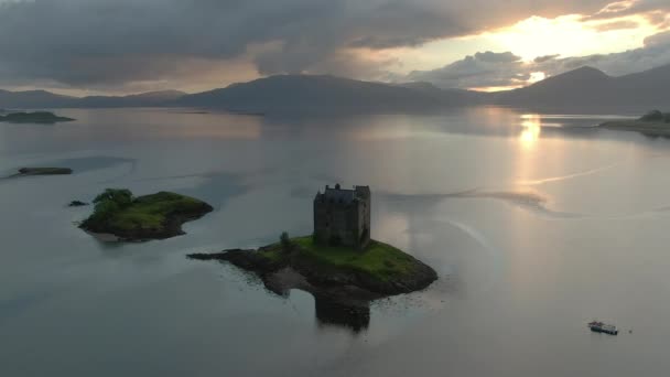 Letecký Pohled Hrad Stalker Loch Laich Jak Zapadá Slunce Létání — Stock video