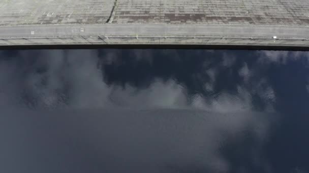 从空中俯瞰着Loch Cluanie和Cluanie大坝 大坝从框架顶部进入的湖水自上而下的视图 — 图库视频影像