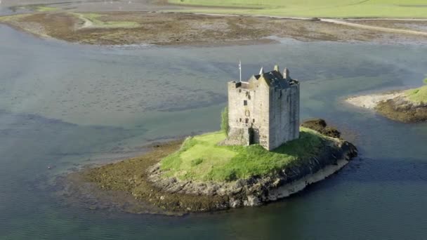 Μια Εναέρια Κοντινή Θέα Του Castle Stalker Στο Loch Laich — Αρχείο Βίντεο