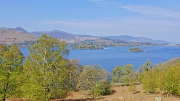 Άποψη Των Βουνών Λίμνη Και Δέντρα Στη Βρετανική Ύπαιθρο Στην — Αρχείο Βίντεο