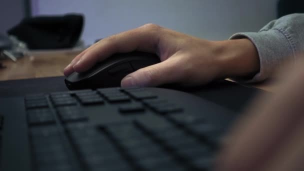 Erkek Bir Oyuncu Tarafından Kullanılan Bilgisayar Faresine Yakın Çekim — Stok video