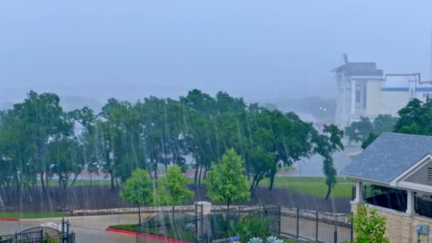Сильний Дощ Похмурий День Входом Воріт Дерев Будівлями — стокове відео