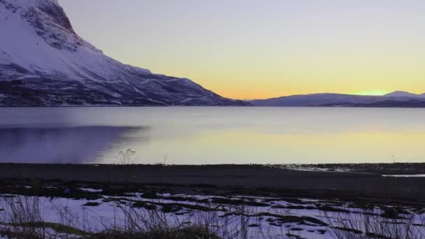 Panorama Sobre Fiorde Norwegian Norte Montanhas Incrível Pôr Sol Colorido — Vídeo de Stock