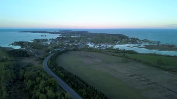 チェサピーク湾の歴史的な島の上に青い夜明けが打ち寄せる 初夏のティルマン島日の出 — ストック動画