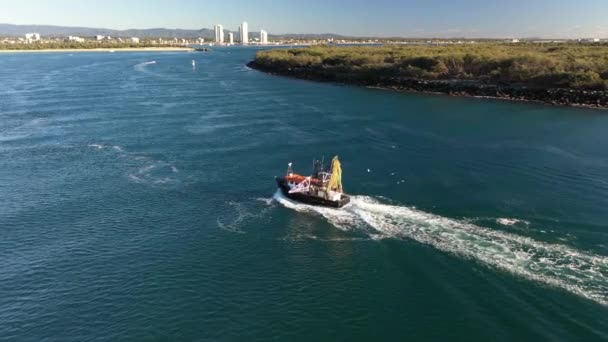 Beau Bateau Pêche Coloré Naviguant Travers Une Rivière Avec Une — Video