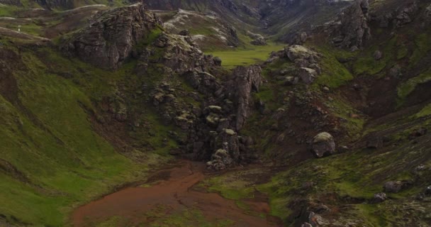 Stahujte Zpět Drone Shot Pěkným Paralaxem Turistické Stezky Horách Islandu — Stock video