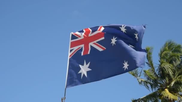 Schöne Australische Flagge Zeitlupe Mit Wind Und Wunderschönen Palmen Strand — Stockvideo