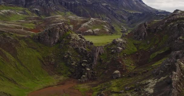 Drone Výstřel Odhaluje Malé Údolí Mechem Pokryté Turistické Stezky Sopečných — Stock video
