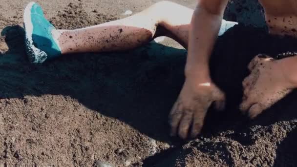 Anak Bermain Dengan Kotoran Luar Ruangan Menggali Kuman Pasir Baik — Stok Video
