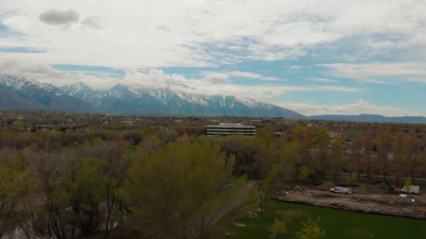 Salt Lake City Wasatch Mountains Boom Vista Crescente Revelar Tiro — Vídeo de Stock