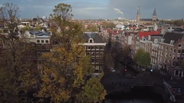 Amsterdam Rooftop Canal Reveal Aerial Drone Shot Słoneczny Jesienny Poranek — Wideo stockowe