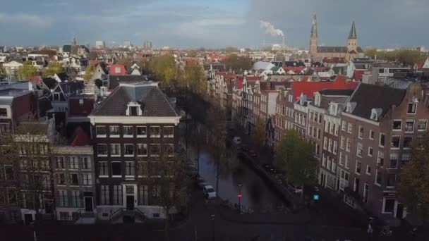 Kanał Dachowy Amsterdamu Przeleć Przez Drona Lotnicza Słoneczny Jesienny Poranek — Wideo stockowe