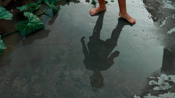 Anak Kesepian Bermain Dengan Kaki Air Sampai Anak Lain Datang — Stok Video