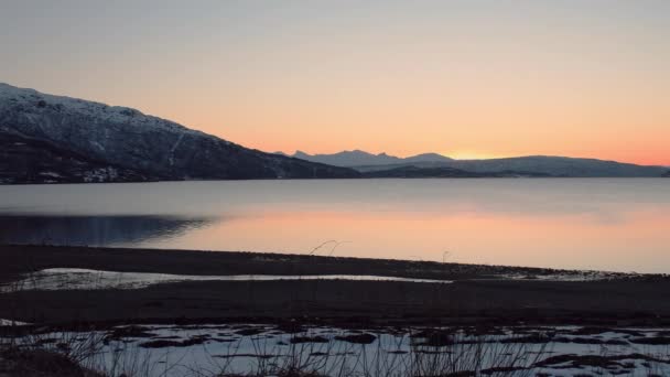 フィヨルドの上の滑らかな夕景から山のパノラマと日没 — ストック動画