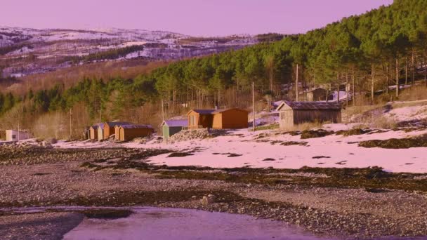 Małe Domki Rybackie Plaży Pobliżu Miejscowości Północnej Norwegii Nadmorskiej — Wideo stockowe