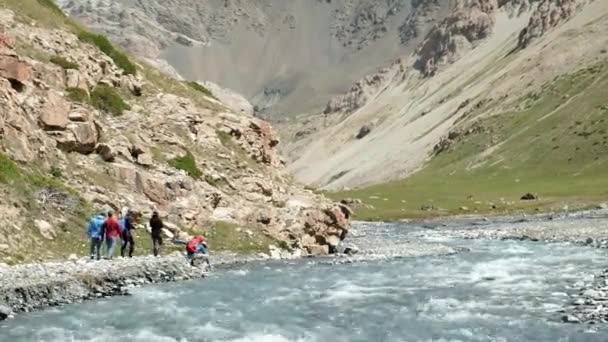 Πεζοπορία Στα Όμορφα Βουνά Alay Στην Περιοχή Osh Του Κιργιστάν — Αρχείο Βίντεο