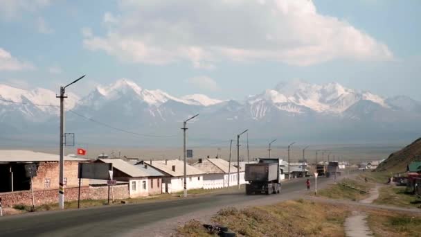 Kjører Gjennom Noen Kirgisistans Vakreste Veier Silkeveien Kirgisistan Tadsjikistan Gir – stockvideo