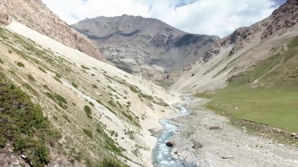 Природа Долины Киргизии Горит Бесконечные Ландшафты Центральной Азии Предлагают Дикие — стоковое видео