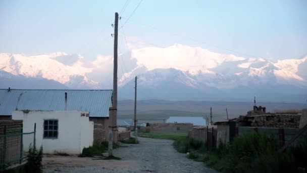 キルギスのオシュ地域のアライ山の範囲 中央アジアの美しいパミールハイウェイ ピークレニン サリーモグルの近くに位置しています — ストック動画