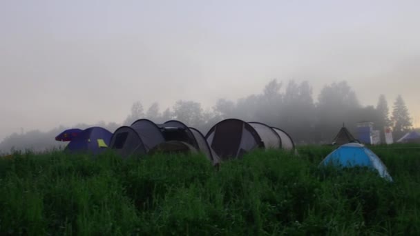 Tende Sul Campeggio Nebbia Mattutina Panorama All Alba Ore Tranquillamente — Video Stock