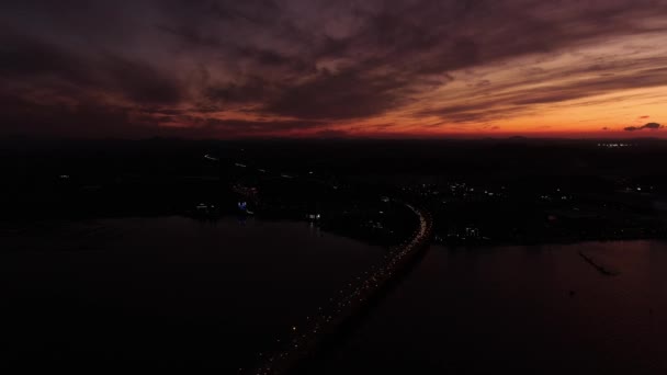 Puente Sobre Que Pone Sol Una Vista Panorámica Del Mar — Vídeo de stock