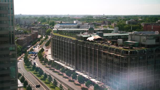欧洲大城市街从高角度 高楼层视野 荷兰鹿特丹Weena大道 阳光明媚 交通拥挤 — 图库视频影像
