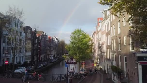 Morning Rainbow Amsterdamse Grachten Kraanvogel Stijgt Magische Zonnige Herfstdag — Stockvideo