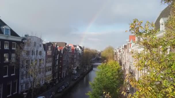 Πρωί Rainbow Πάνω Από Κανάλια Του Άμστερνταμ Κλίση Προς Κάτω — Αρχείο Βίντεο