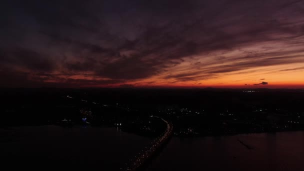 太陽が沈む橋と海のパノラマの景色 — ストック動画
