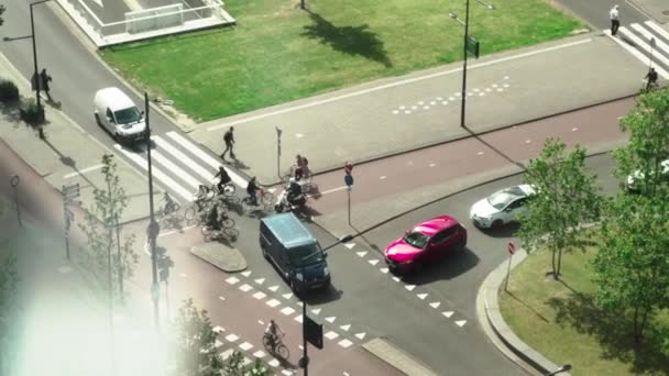 High Angle Fietsen Auto Verkeersknooppunt Rotterdam Geen Verkeerslichten Zonnige Overdag — Stockvideo