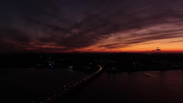 太陽が沈む橋と海のパノラマの景色 — ストック動画