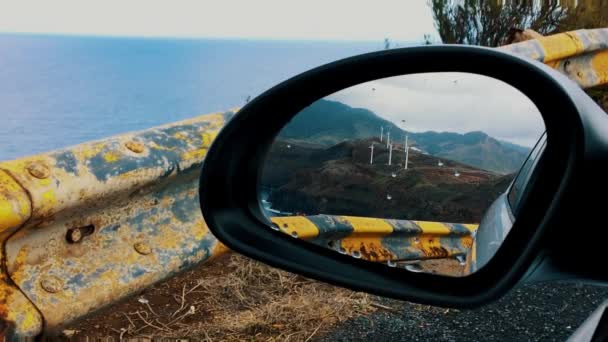 Auto Lato Specchio Riflesso Della Campagna Turbine Eoliche Verticali Cima — Video Stock