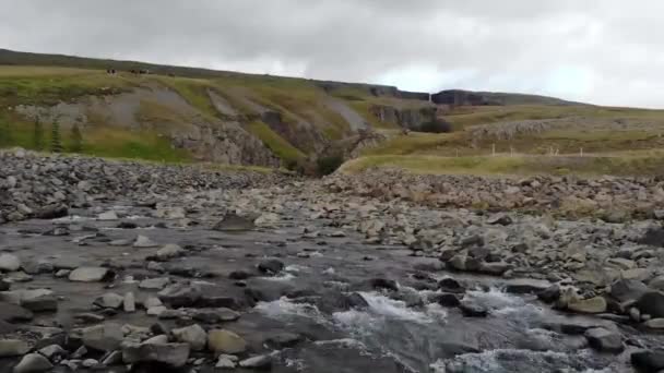 Strumień Hengafoss Islandii Dron Podąża Nim Górę Rzeki Tło Jest — Wideo stockowe