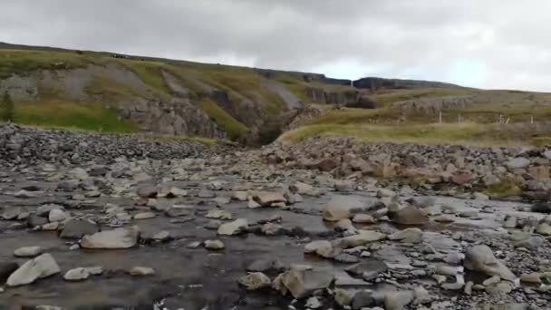 Hengafossův Potok Islandu Dron Sleduje Proti Proudu Pozadí Typické Pro — Stock video