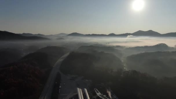 霧の多い秋の高速道路のシーンです — ストック動画