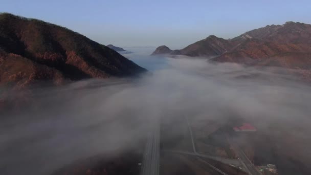 多雾的秋天公路风景 — 图库视频影像