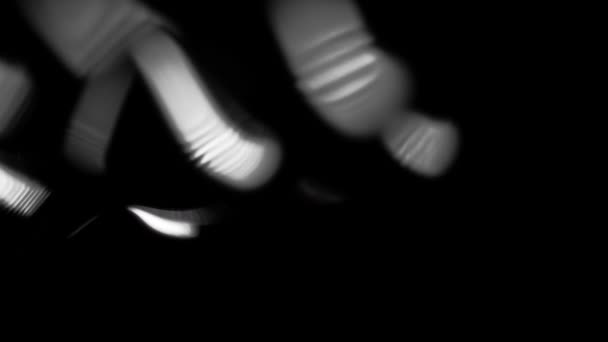 Kolce Tworzące Płyn Ciemnej Abstrakcyjnej Atmosferze — Wideo stockowe