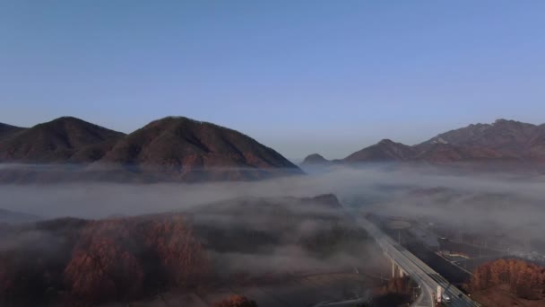 Mlhavá Podzimní Dálniční Scéna — Stock video