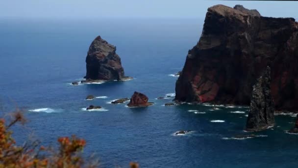 Hareket Eden Bulutlar Mavi Gökyüzü Jeolojisi Ile Denizde Volkanik Kaya — Stok video