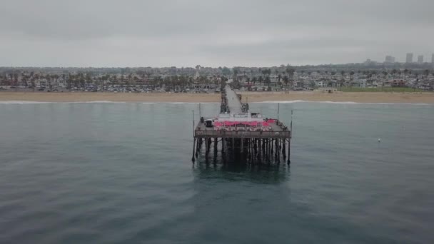 オーシャンフロントプロパティの空中ビューで海からカリフォルニア桟橋の端に近づいています カリフォルニア州オレンジ郡ニューポートビーチのバルボア半島 — ストック動画