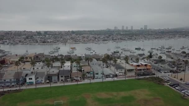 California Beach House Flyover Till Marina Boat Docks Gray Misty — Stockvideo