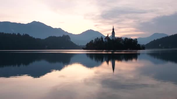 Frumoasă Reflexie Lacului Bled Răsăritul Soarelui Frumoasă Dimineață Lac Sângerat — Videoclip de stoc