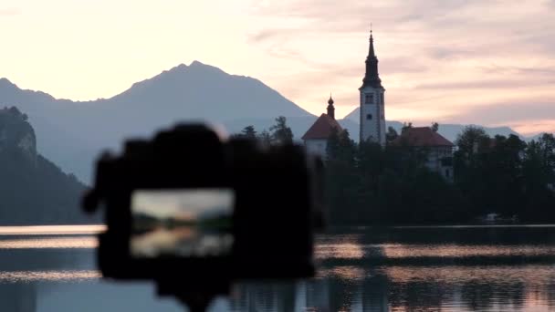 日出时美丽的布莱德湖倒影 美丽的早晨 湖面上 城堡里流着鲜血 后面是阿尔卑斯山 拍摄布莱德湖岛上和日出时教堂的照片 — 图库视频影像
