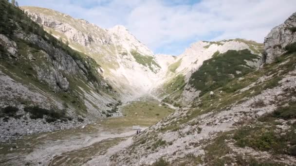 Túrázás Julian Alpok Triglav Nemzeti Park Szlovéniában Túrázás Egy Nézőpont — Stock videók