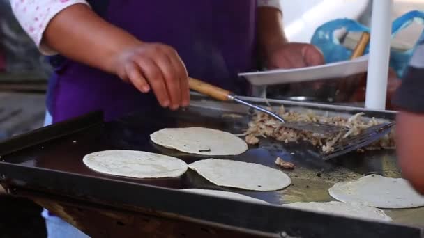 Mujer Cocinando Carne Volteando Tortillas Para Hacer Tacos Puesto Ambulante — Vídeo de stock