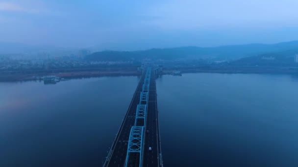 Verkeersomstandigheden Brug Vroege Ochtend — Stockvideo