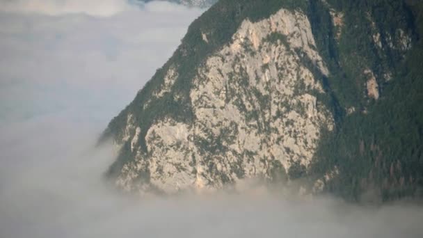 スロベニアの視点は 雲の反転とボヒンジ湖を探しています 濃い霧で美しい日の出の朝にトリグラフ国立公園からの背景の山 — ストック動画