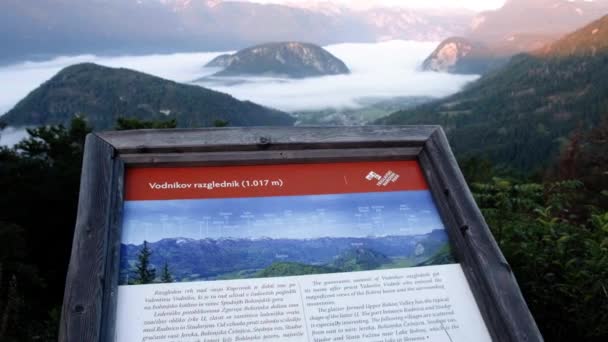Punkt Widokowy Słowenii Patrząc Jezioro Bohinj Inwersją Chmur Góry Tle — Wideo stockowe