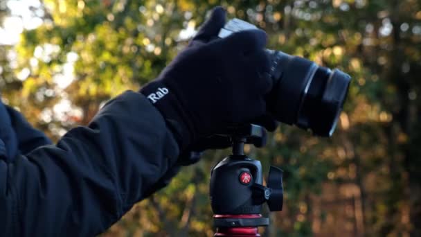 Fujifilm Camera Tripé Paisagem Eslovênia Tirando Fotos Homem Para Capturar — Vídeo de Stock