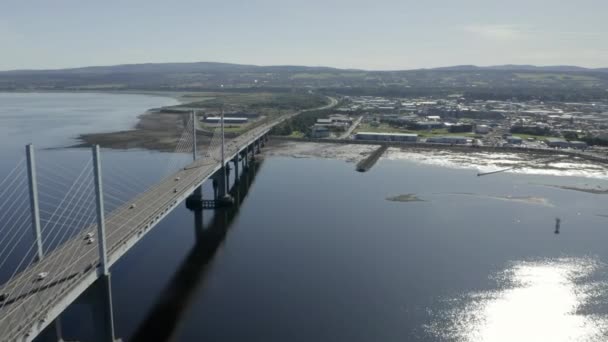 Luftaufnahme Von Inverness Mit Der Kessock Bridge Links Neben Dem — Stockvideo